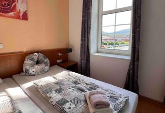 Monteurzimmer - Hotel B83 allows 18 year olds to book a room