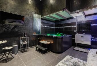 Love room du Vieux Port has rooms with a private hot tub