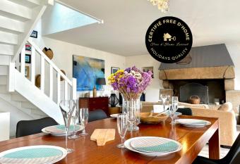 Ty Glou Maison charmante    5 min des plages has Balcony rooms