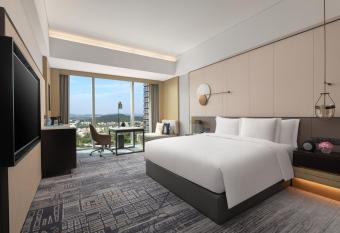 Crowne Plaza Jiangmen Binjiang, an IHG Hotel has rooms with a private hot tub