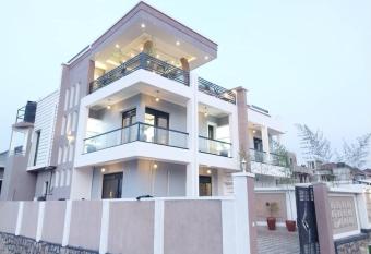 HONORE RWANDA has rooms with a private hot tub