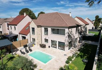 Maison avec piscine ind  pendante has rooms with a private hot tub