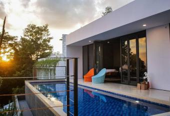 MALLO VILLA - DAGO VILLAGE - NEW VILLA & FURNISH has rooms with a private hot tub