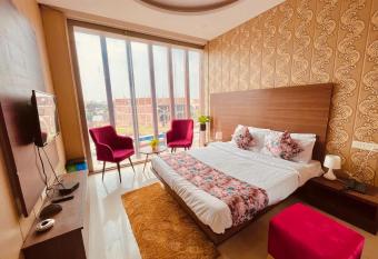 Hotel Pearl Grand, Zirakpur - Top Rated & Most Awarded Property in Tricity has Balcony rooms