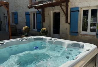 Gite l   Oasis hiver has rooms with a private hot tub