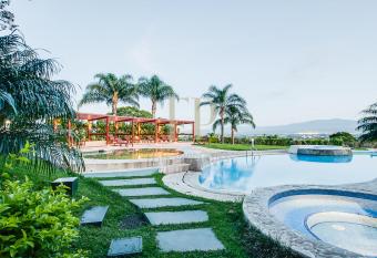 CR MARIPOSA RENTALS Comfortable penthouse, AC, pool, gym, tennis allows 18 year olds to book a room