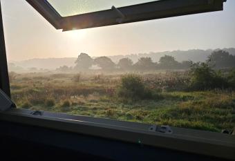 Lavish Country Retreat 30mins Taxi Ride From West London allows 18 year olds to book a room