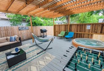 Downtown Oasis Hot-tub & Games,5 Min To Riverwalk has rooms with a private hot tub