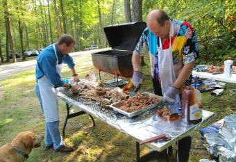 Sweet Retreat: Lodge and Event Venue has rooms with a private hot tub
