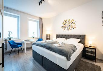 APARTMENTO blue Magdeburg - Zentral - WiFi - Netflix allows 18 year olds to book a room