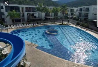 Apartasol tipo resort has rooms with a private hot tub