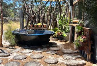 Into The Mystic has rooms with a private hot tub