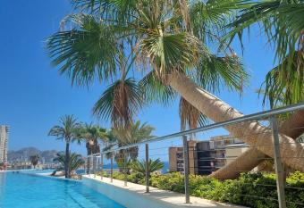 Sunset Cliffs, modern apartment in Benidorm. has rooms with a private hot tub