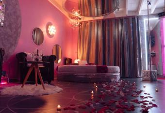 G  te 2 personnes pour une nuit en amoureux allows 18 year olds to book a room