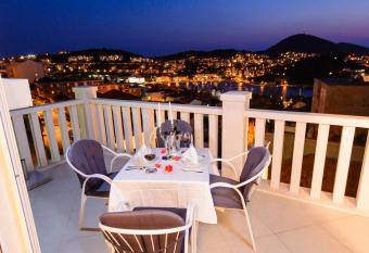 Apartment Denis has Balcony rooms