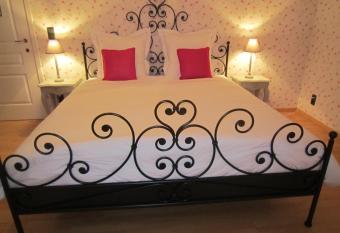 B&B Aline Florentine allows 18 year olds to book a room