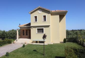 Villa Adelais allows 18 year olds to book a room