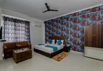 The Bunglo (Villa) has Smoking/Balcony rooms