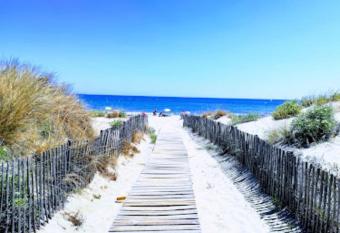    2 PAS de LA PLAGE * Piscine* Parking * Patio has Balcony rooms