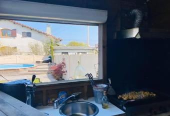 Maison 160m2 Eysines has rooms with a private hot tub