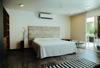 Bendito Teques has Balcony rooms