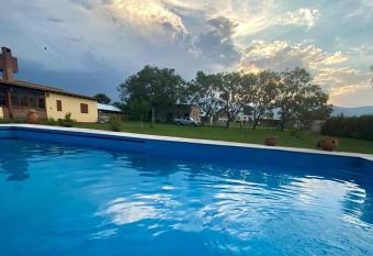 Casa entera con parque y pileta has Balcony rooms