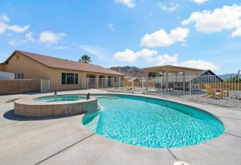 JoshuaTree N.P. Oasis *Views* Pool/Spa/BBQ has rooms with a private hot tub