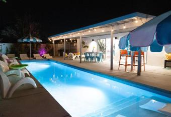 Casa Palmina an MCM Oasis has rooms with a private hot tub