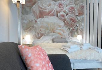 Esprit Romantique allows 18 year olds to book a room