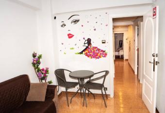 El Jard  n de los Sue  os allows 18 year olds to book a room