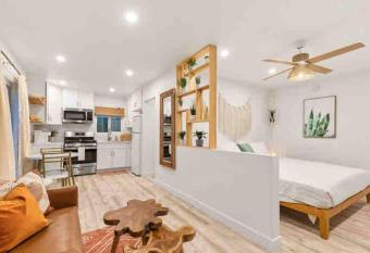 Agave Palms Desert Studio, Fire Pit, Soaking Tub has rooms with a private hot tub