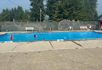 Stunning 5-bed Retreat in Sunshine Valley has rooms with a private hot tub