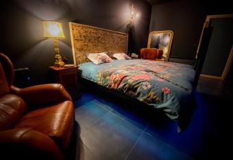 Loveroom avec Spa allows 18 year olds to book a room
