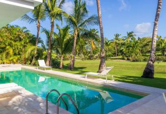 Nueva y moderna piscina privada con cascada de la villa en punta cana has rooms with a private hot tub