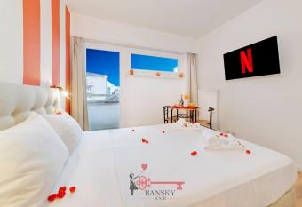 Coral 5 for 2 Pax City Wi-Fi Free -By EasyLife Swiss allows 18 year olds to book a room