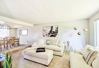 The Cardiff-Cozy Stylish 4bd home near Seattle has Balcony rooms