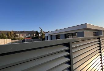 Klimatizovan   Apartm  nov   dom s v  rivkou, 9A has rooms with a private hot tub