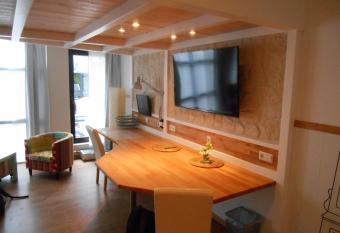 Warum ins Hotel allows 18 year olds to book a room