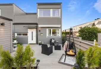 Modern & Cosy Townhouse with free parking has Balcony rooms