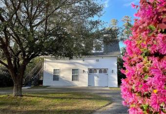 Stay at Emma Jean Retreat in Sumter! allows 18 year olds to book a room