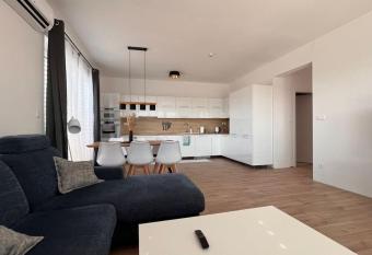 Klimatizovan   Apartm  nov   dom s v  rivkou, 10B has rooms with a private hot tub