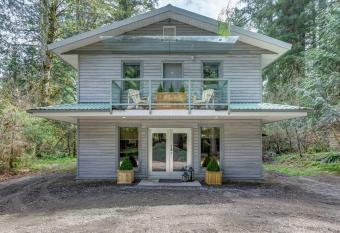 Mountain Chalet-5PM CheckOut, Hot Tub - WiFi has rooms with a private hot tub