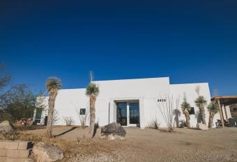 Joshua Tree Villa - Amazing Pool Fire Pit & Bar allows 18 year olds to book a room