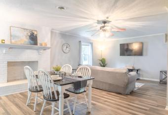 Comfy Private Rm, Grab a coffee on the way to work allows 18 year olds to book a room