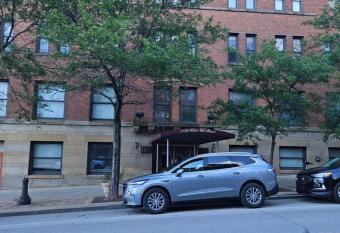 1 bed condo downtown on the lake allows 18 year olds to book a room