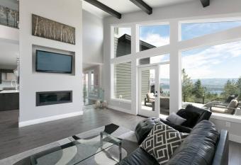 Luxury Home with a View! has rooms with a private hot tub