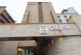 Chuncheon Pine Tree Hotel allows 18 year olds to book a room