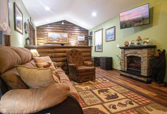 The Lil House has Balcony rooms