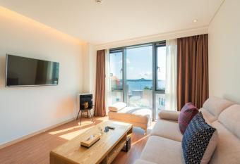 Hotel Fine Jeju has rooms with a private hot tub