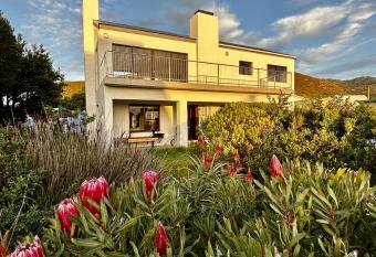 Happy Place Pringle Bay has Balcony rooms